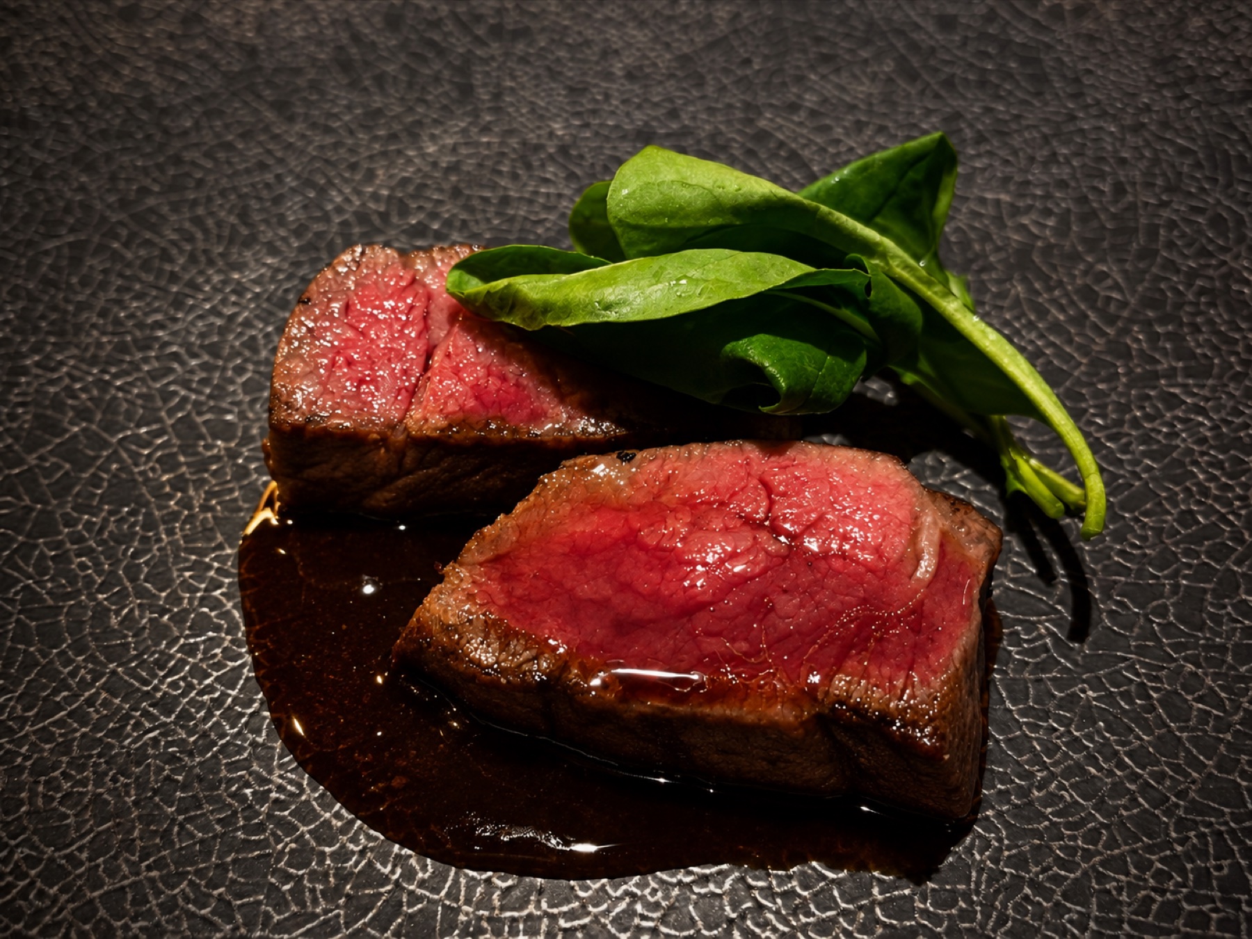 肉料理とソース、付け合わせ