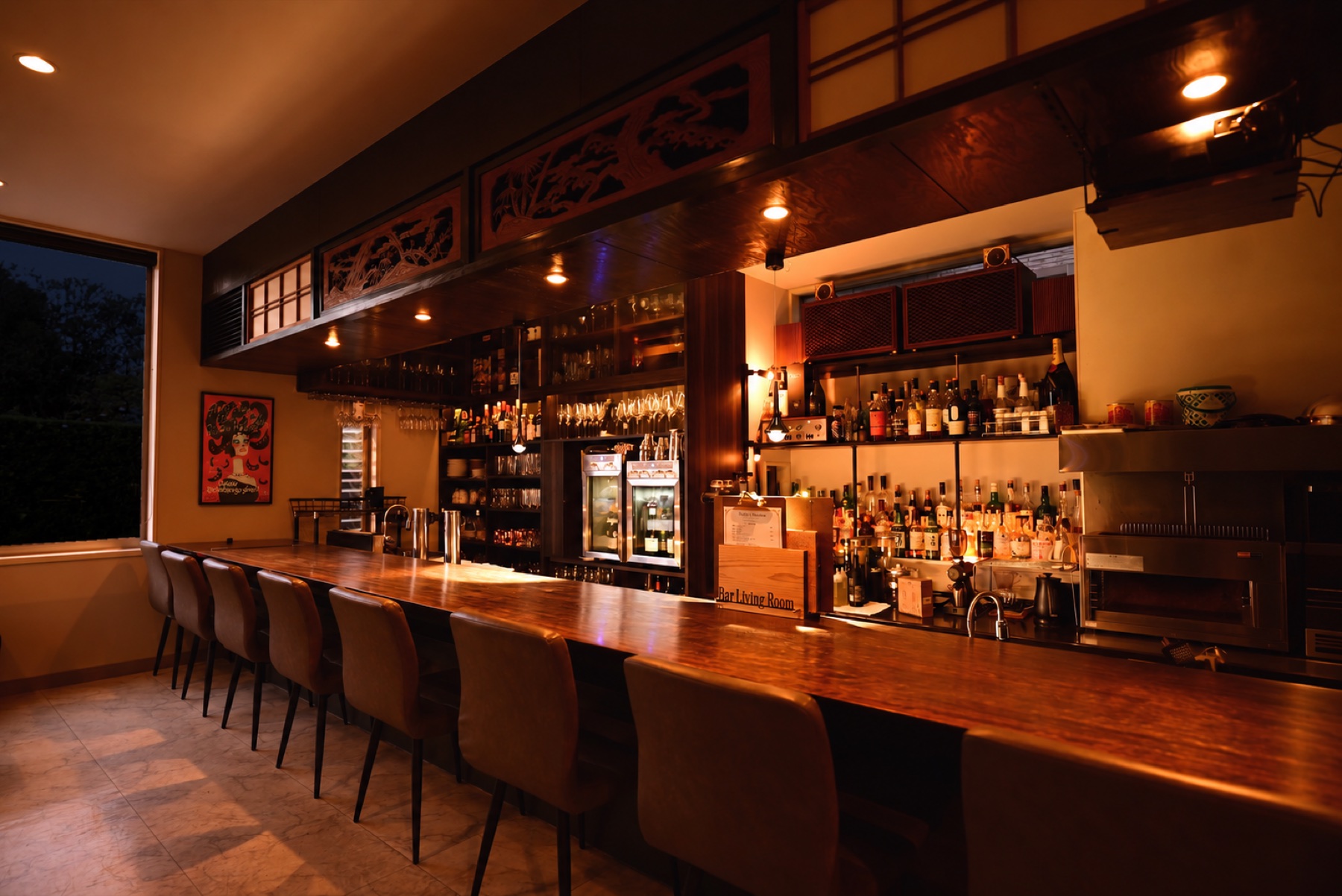 夜のBar Living Roomのカウンター席