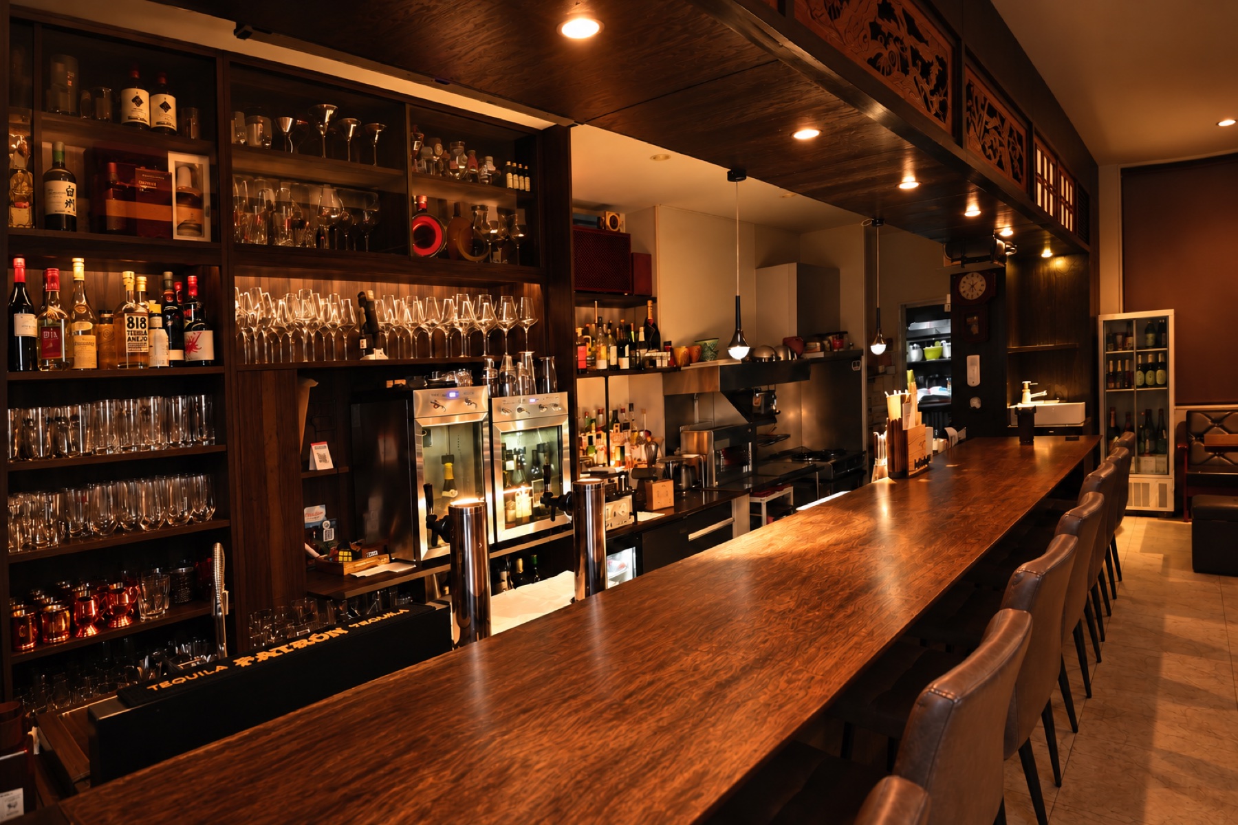 夜のBar Living Roomのカウンター席